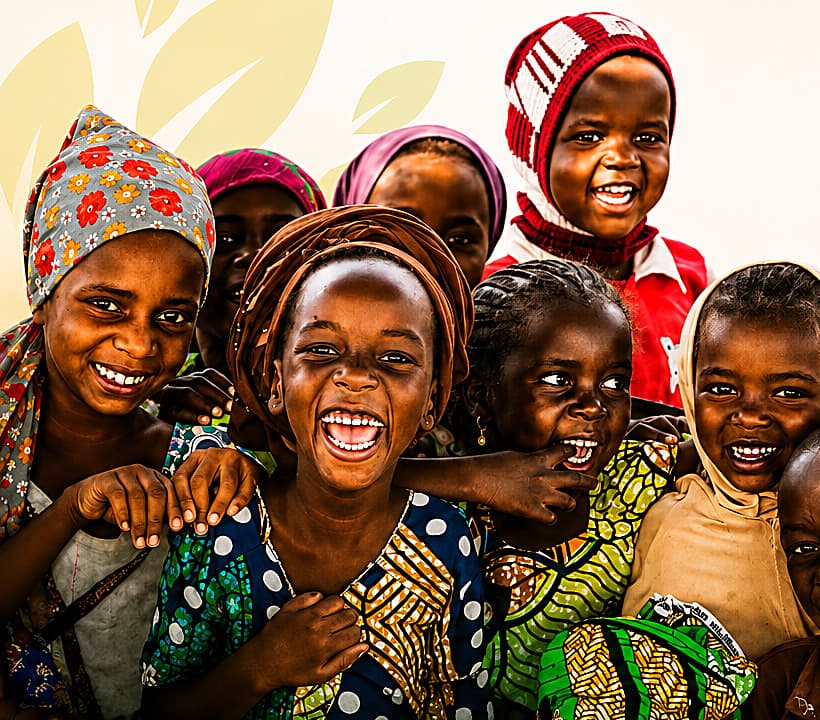 Groupe d'enfants nigériennes souriantes, vêtements traditionnels multicolores